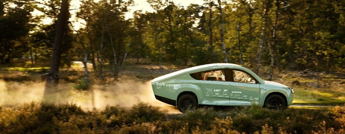 Carro movido a energia solar completa viagem de 1.000 km; veja vídeo