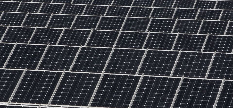Energia limpa: nova tecnologia imprime painel solar em mochilas e celulares