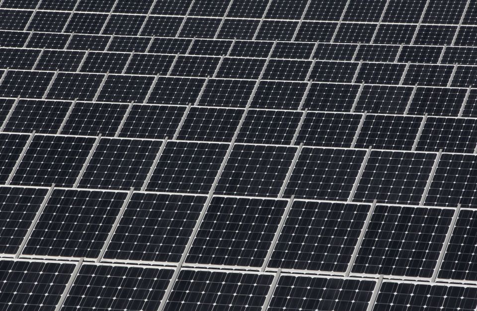 Energia limpa: nova tecnologia imprime painel solar em mochilas e celulares